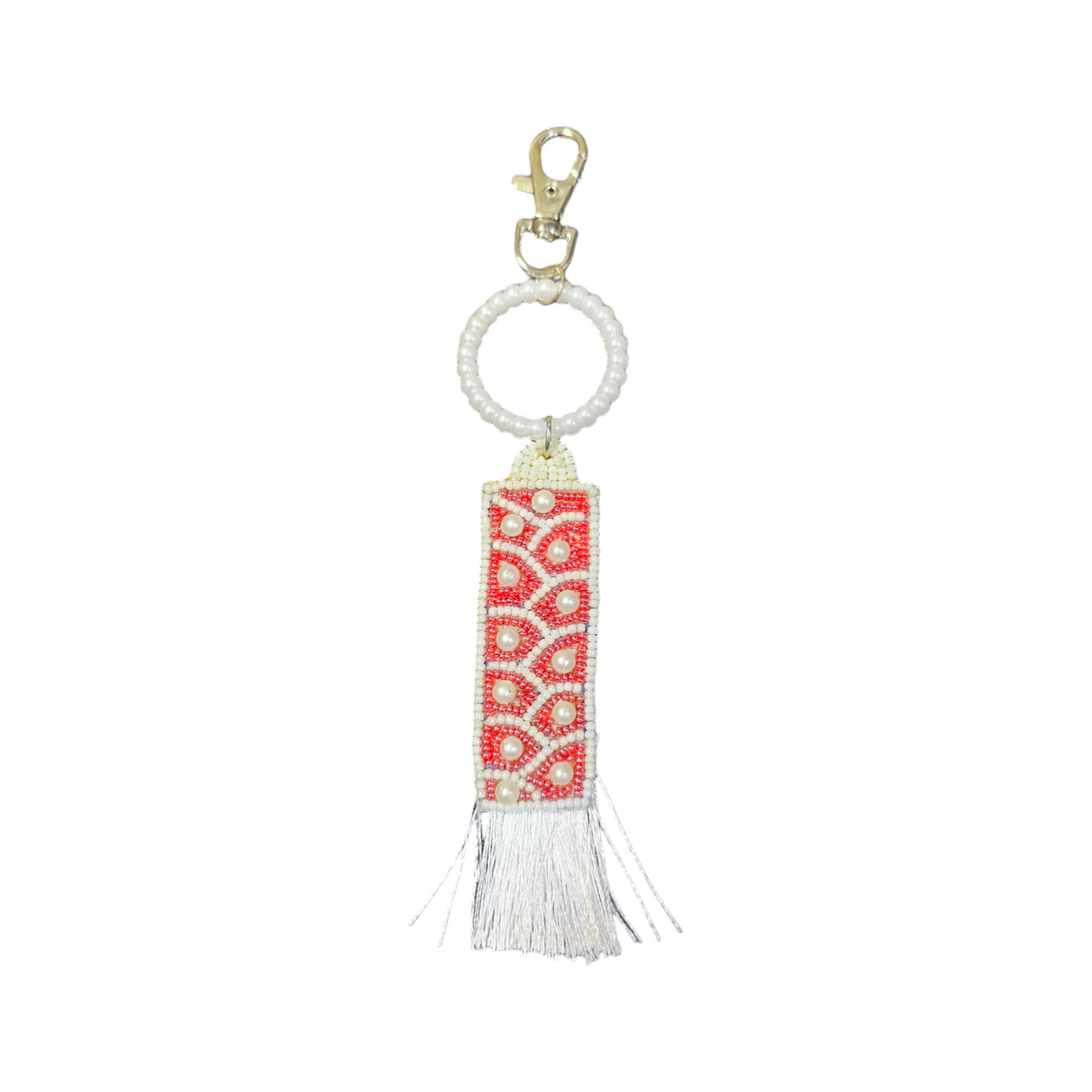 A Vdesi bag charm with pearls that will elevate your bag's look. 